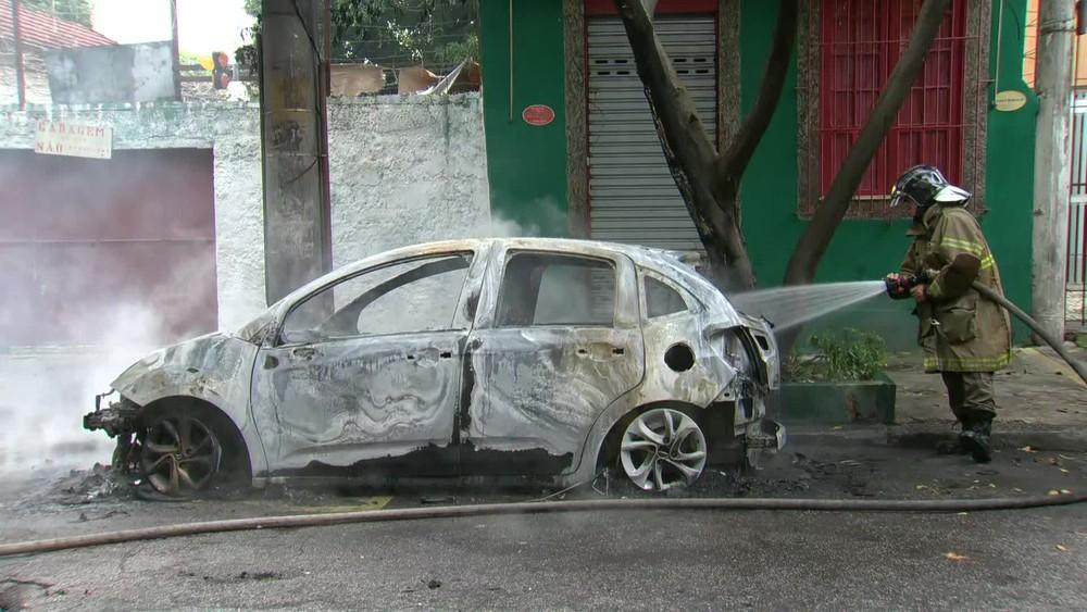 Carros são incendiados na Zona Norte do Rio
