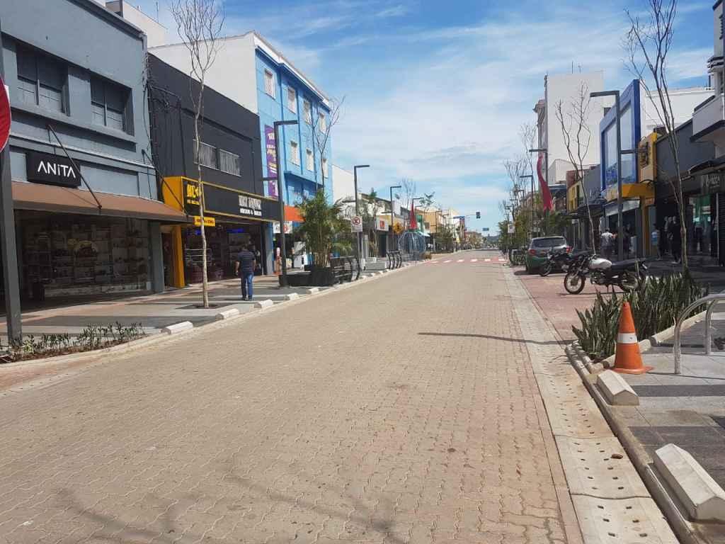 Em 1º domingo de lojas abertas, Centro tem movimentação tímida