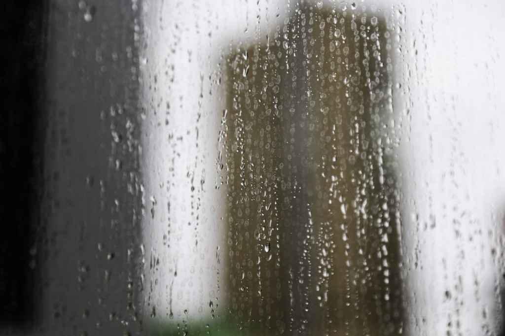 Semana começa com céu nublado e pancadas de chuva