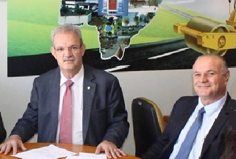 Em Caracol, Geraldo e Manoel Viais entregam asfalto, veículo e equipamentos para a saúde