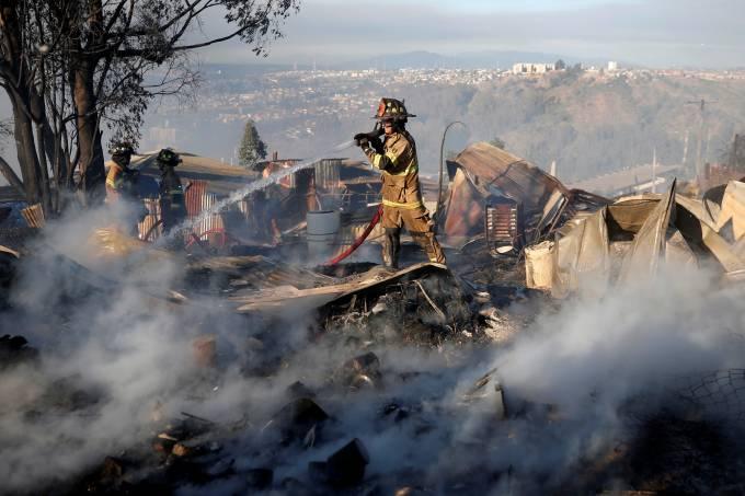 Incêndio florestal afeta 245 casas no Chile