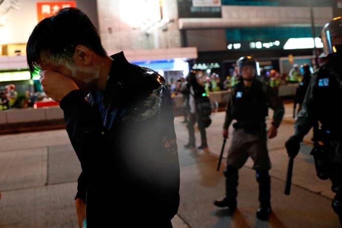 Manifestantes são presos durante protesto em centro comercial de Hong Kong