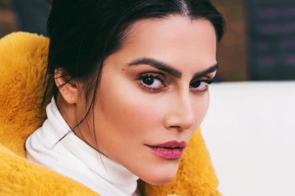 Cleo posa de biquíni e mostra corpo real sem retoques