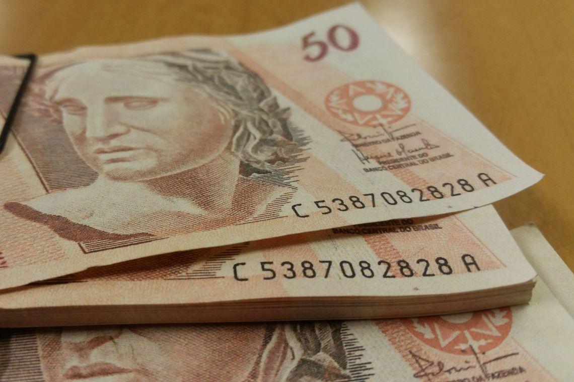Limite de juros para cheque especial começa dia 6