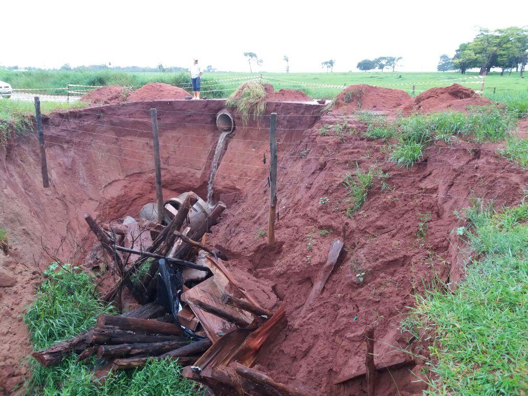Chuva forte interdita tráfego em três rodovias
