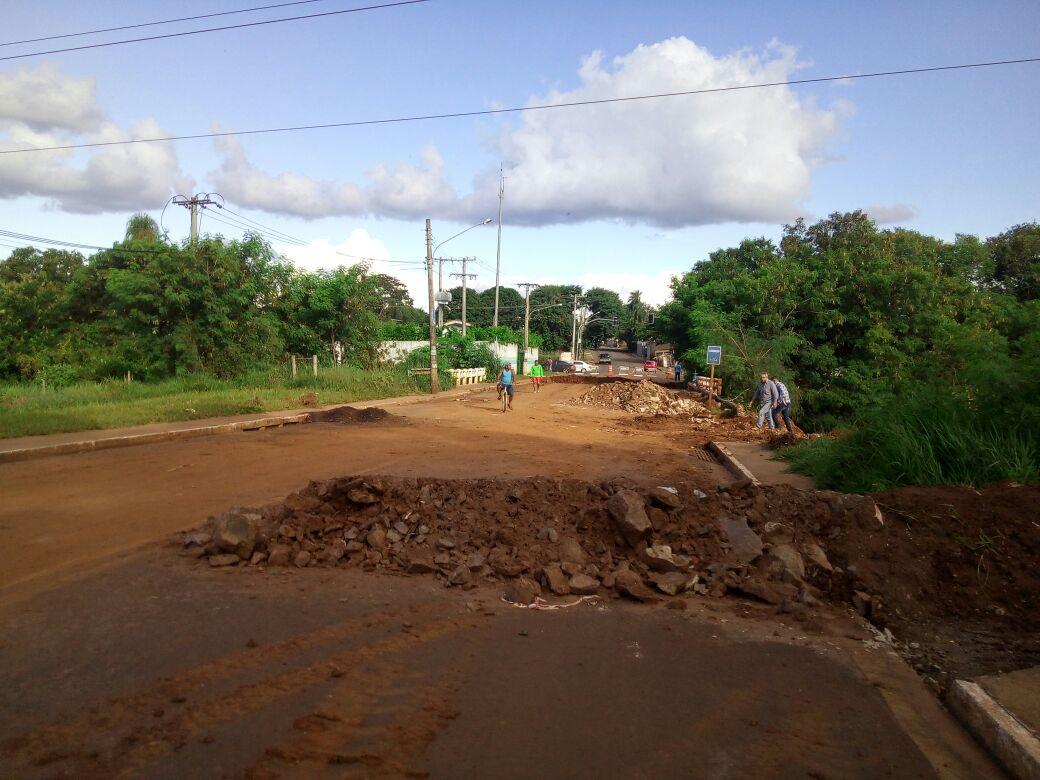 Moradores se arriscam furando bloqueio em ponte