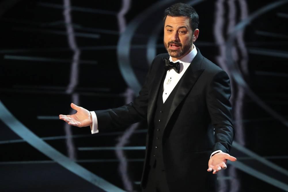 Kimmel minimiza Oscar: celebridades entregando troféus entre eles