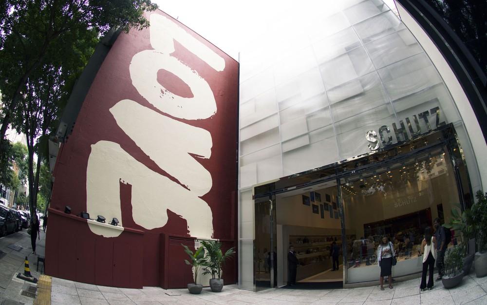 Loja de SP substitui mural e causa polêmica