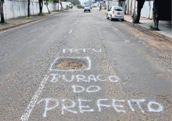 Destruído, asfalto não tem previsão de ser restaurado