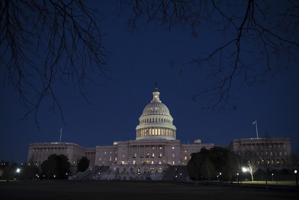 Senado rejeita orçamento e paralisa Trump