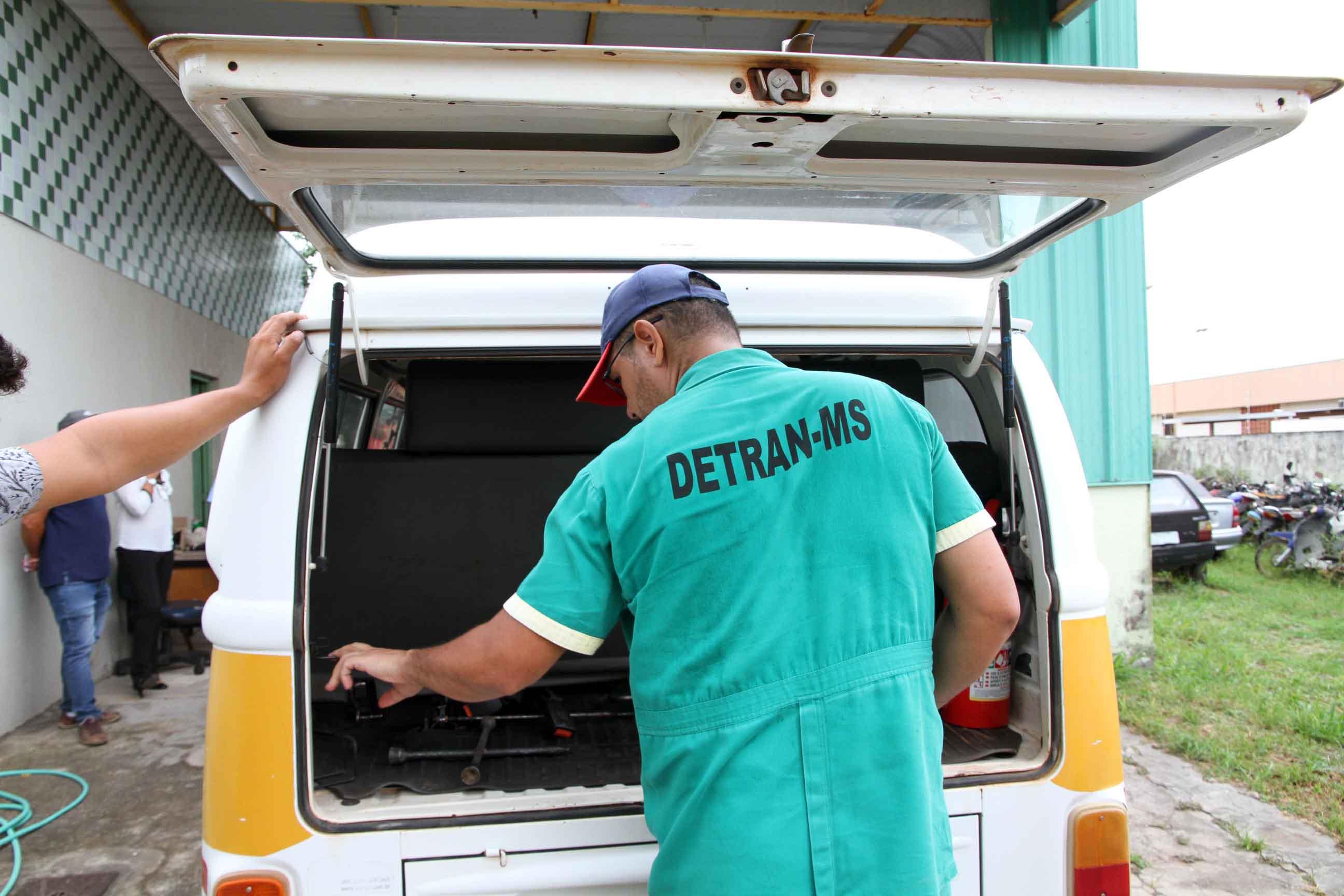 Detran e Ministério Público vistoriam veículos do transporte escolar de Murtinho