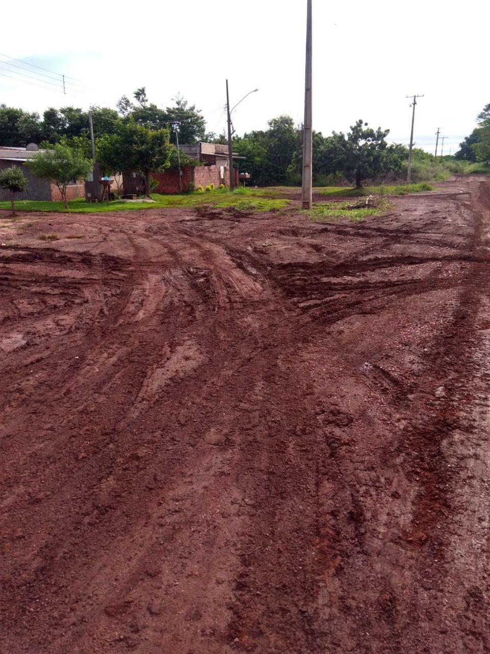 Moradores do Jardim Vitória reclamam do abandono na obra do CEIM