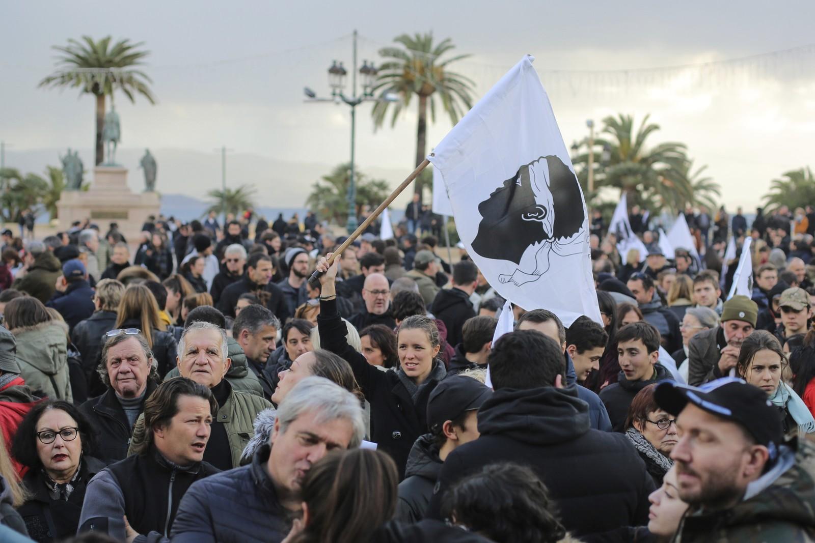 Milhares de nacionalistas marcham na Córsega para pedir autonomia da ilha