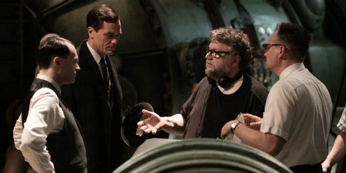 Guillermo Del Toro recebe prêmio de direção por A Forma da Água