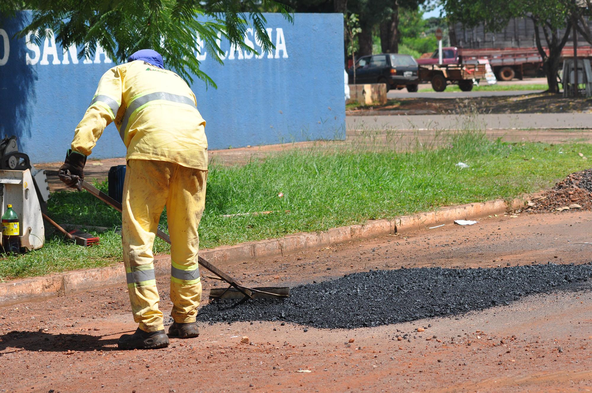 Prefeitura de Jardim inicia operação tapa buraco em ruas da cidade