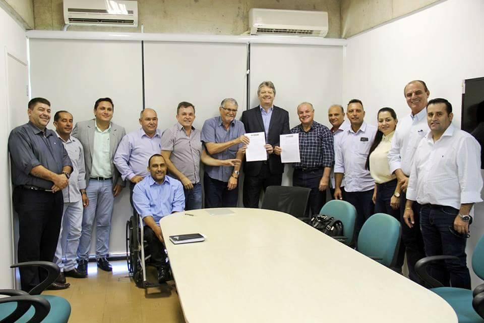 Manoel Viais assina convênio para a conclusão de Frigorífico