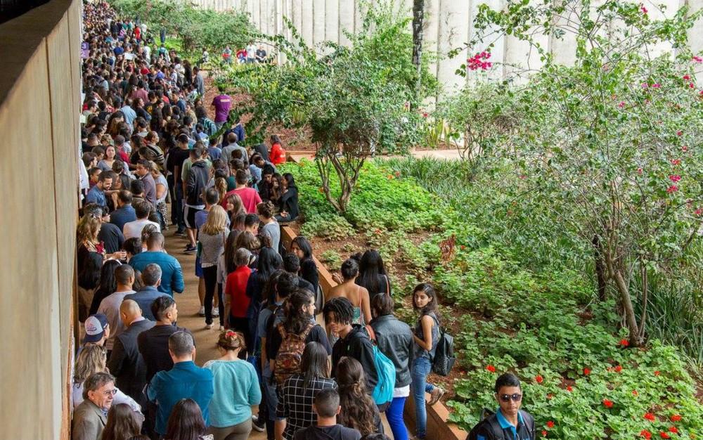 Calouros da UnB esperam mais de 7 horas em filas