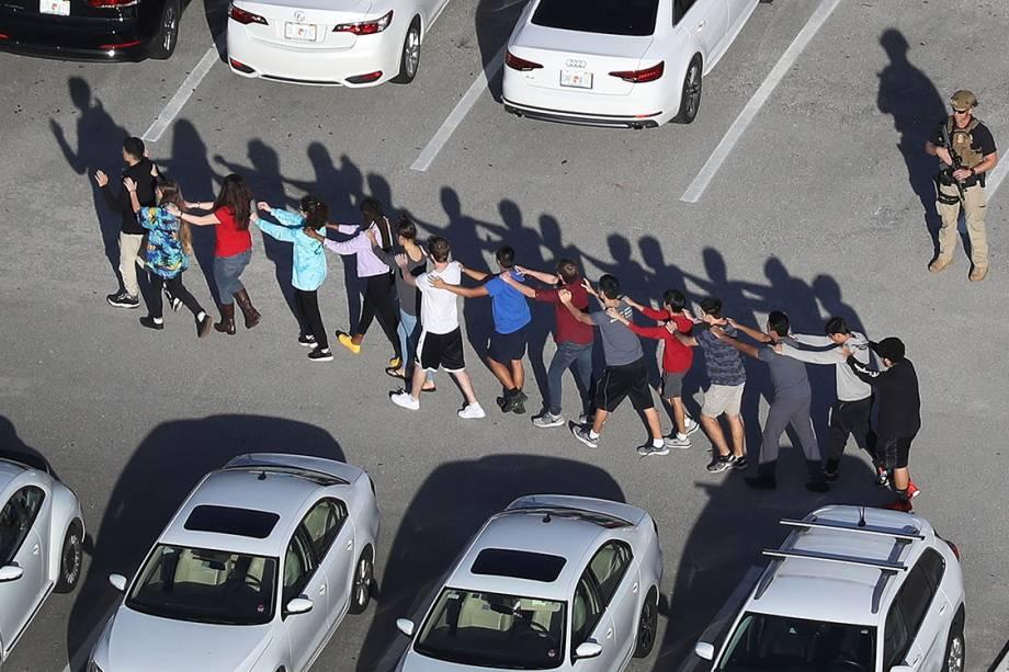 Atirador mata 17 pessoas em escola da Flórida