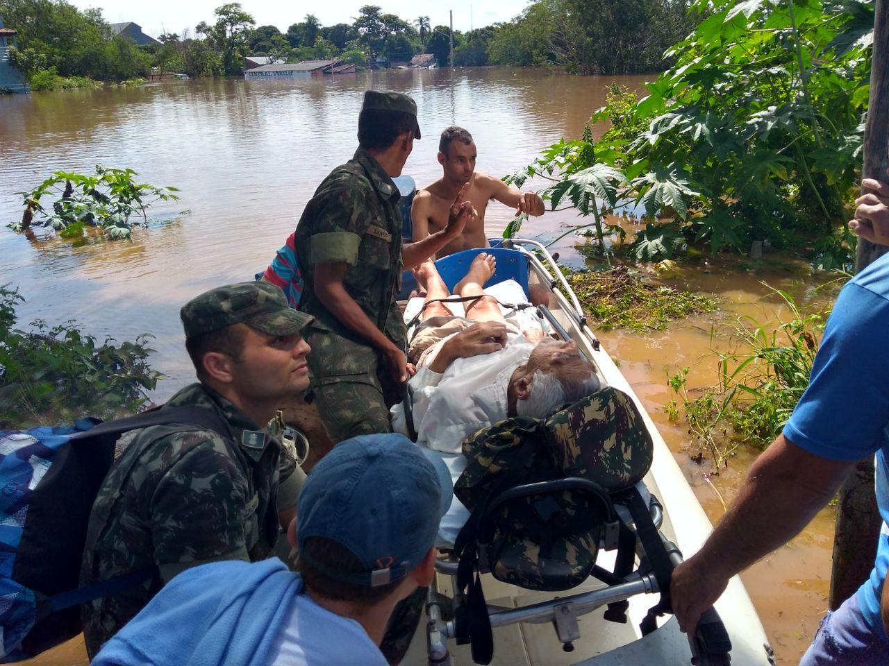 Chuva faz rio transbordar, alaga Aquidauana e moradores ficam ilhados