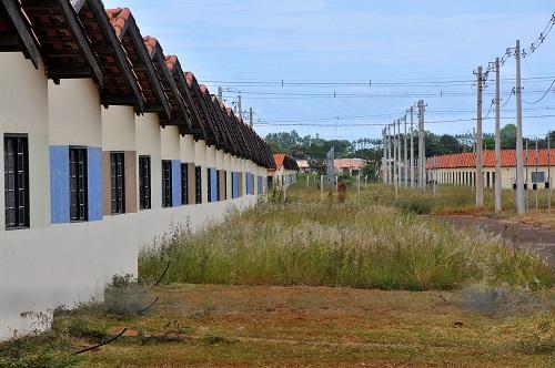 Travada há seis anos, obra de 260 casas é investigada