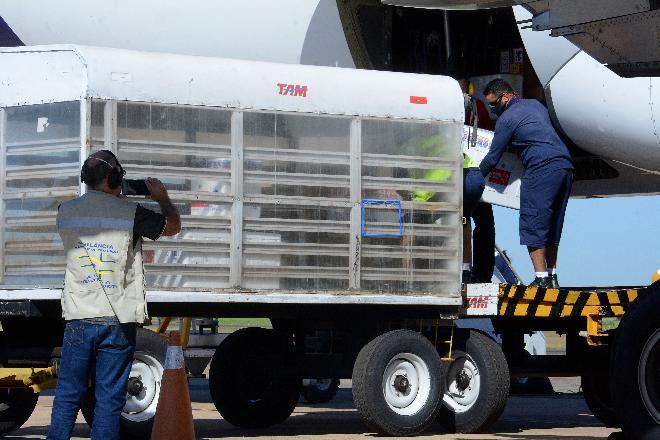 Mais de 14 mil doses da Pfizer pousam em Campo Grande nesta segunda
