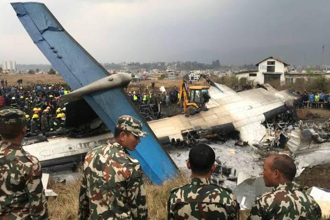 Avião com 71 pessoas cai no Nepal