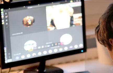 Em rotina de aulas virtuais há 1 ano, pais se tornam professores dos filhos em Campo Grande