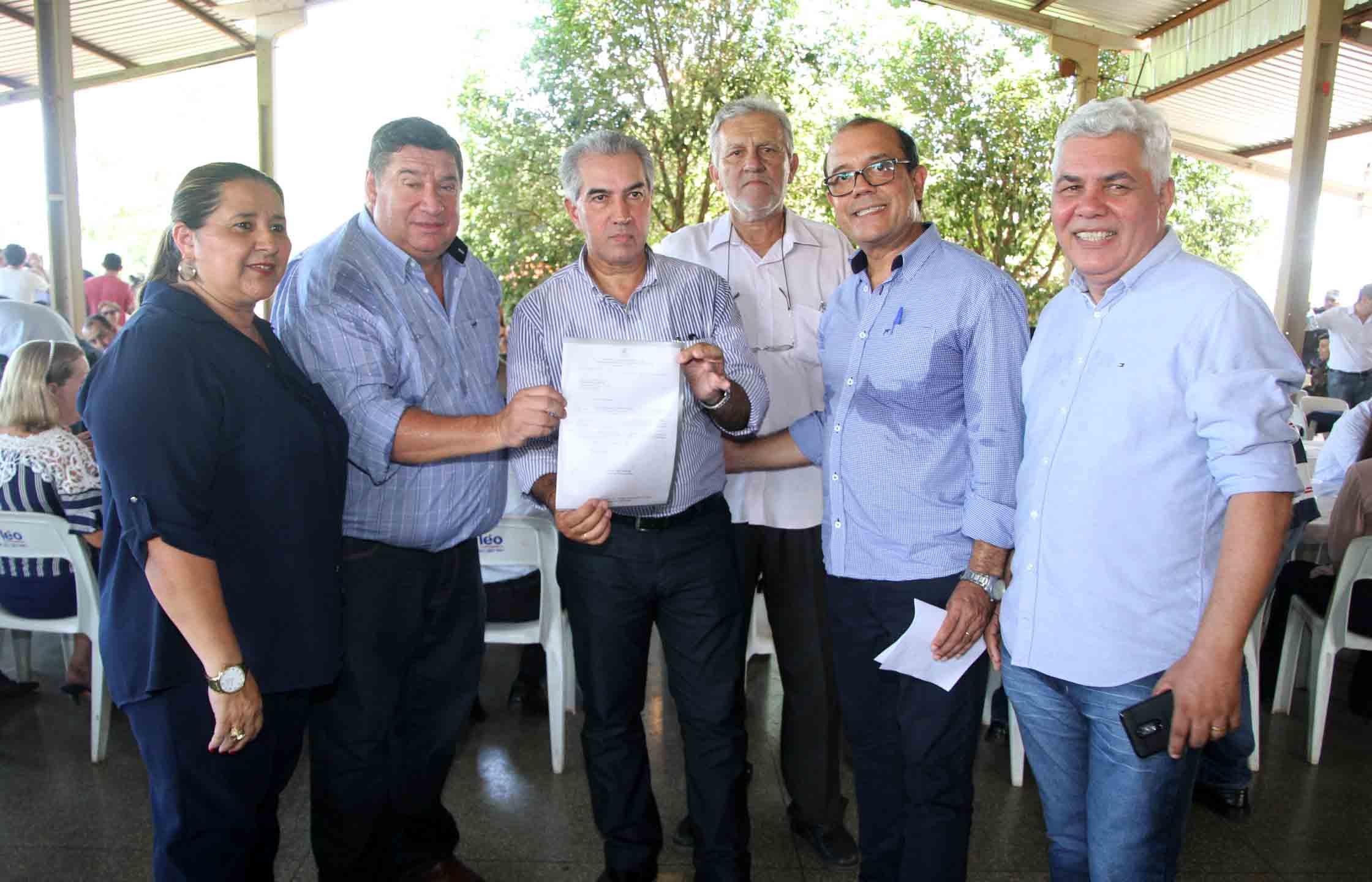 Prefeito de Murtinho entrega reivindicações ao governador Reinaldo