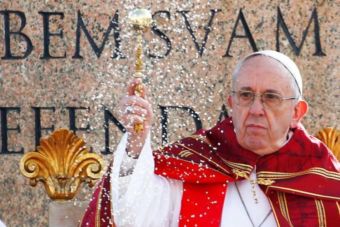 Papa critica manipulação da realidade e convida jovens a se manifestar