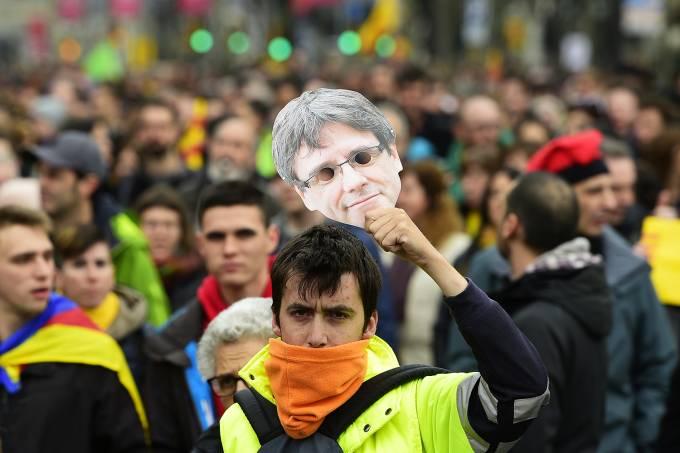 Separatistas vão às ruas contra detenção de Puigdemont
