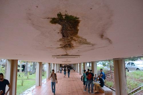 UFMS corta verba e problemas na estrutura aumentam