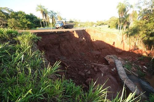 Trechos da BR-262 estão desmoronando