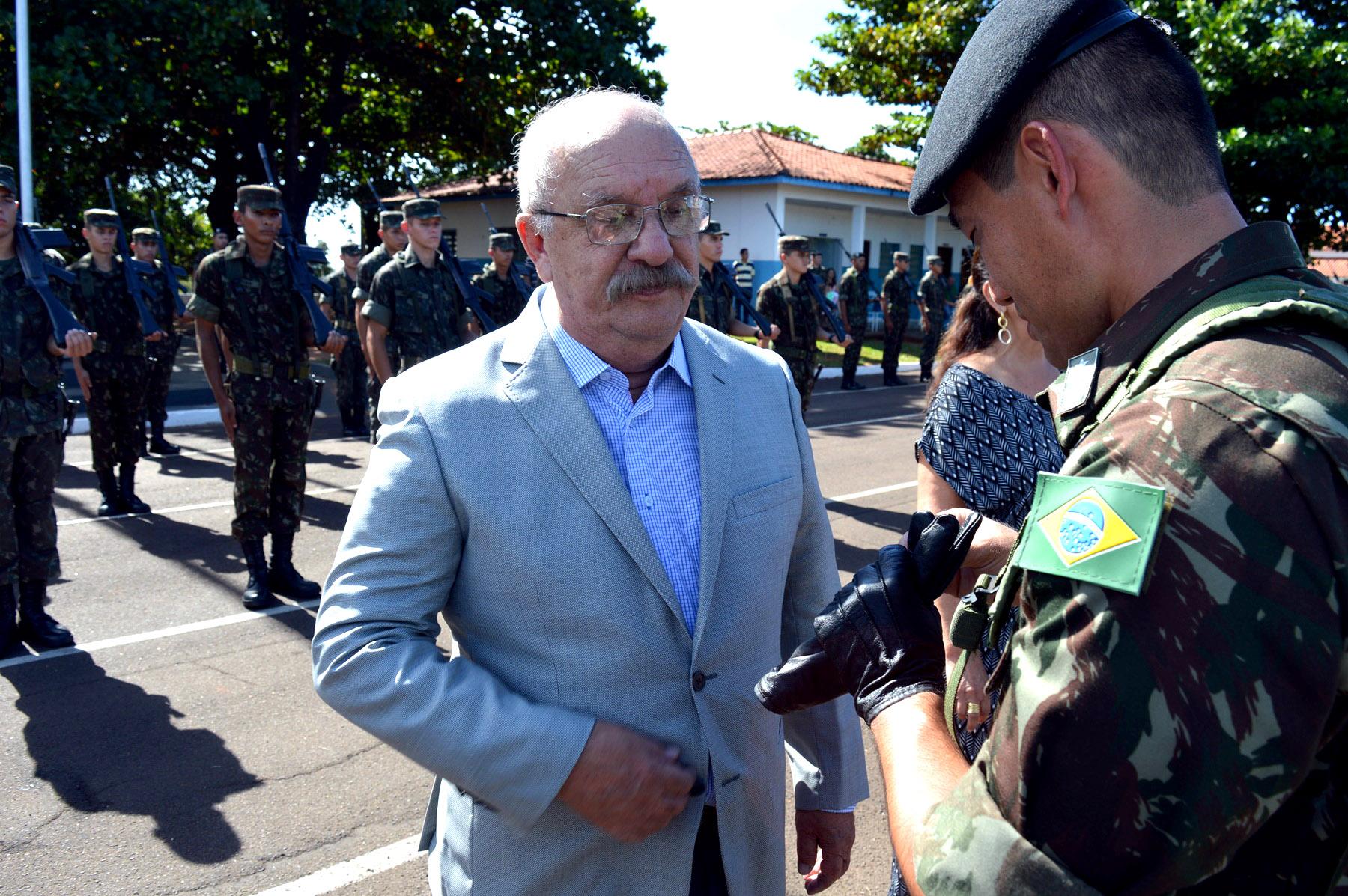 4ª Cia homenageia empresário Toninho Aranha
