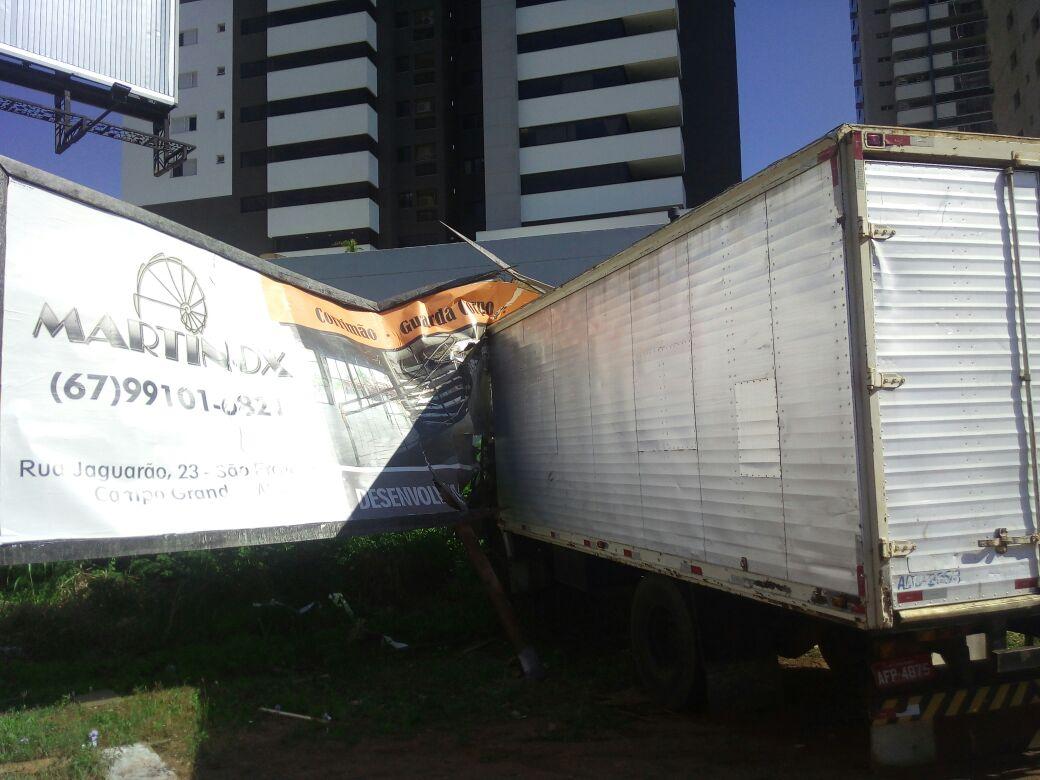 Motorista de caminhão perde controle e derruba outdoor