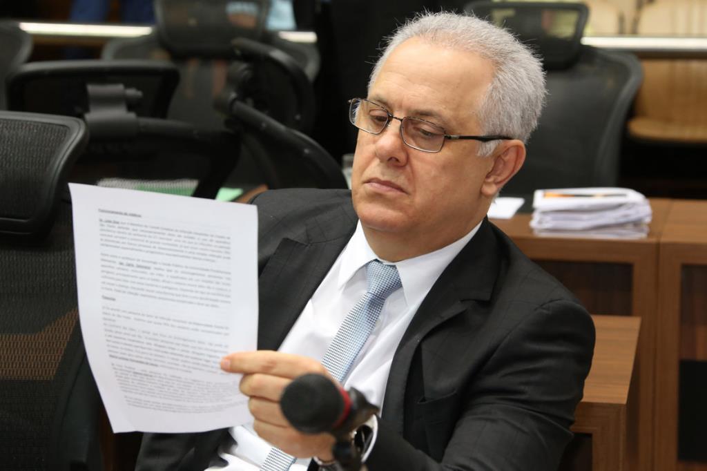 Canetada: Desembargador suspende ações contra Kayatt