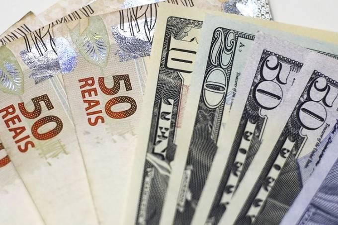 Dólar bate R$ 3,71 mesmo após BC manter juro em 6,50%
