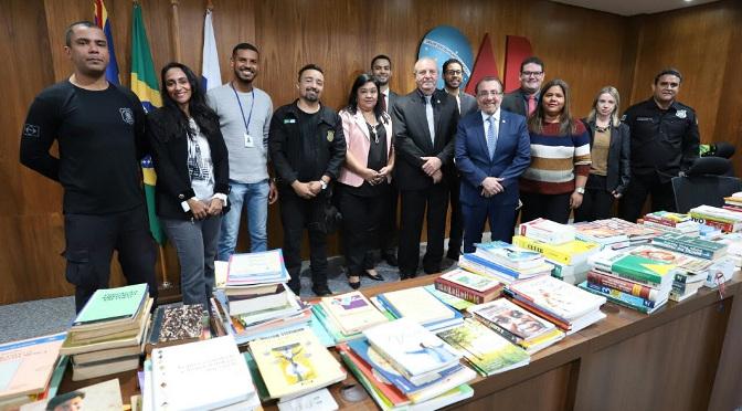 Agepen recebe doação de livros e pneus que irão incentivar leitura em presídios e confecção de parques infantis