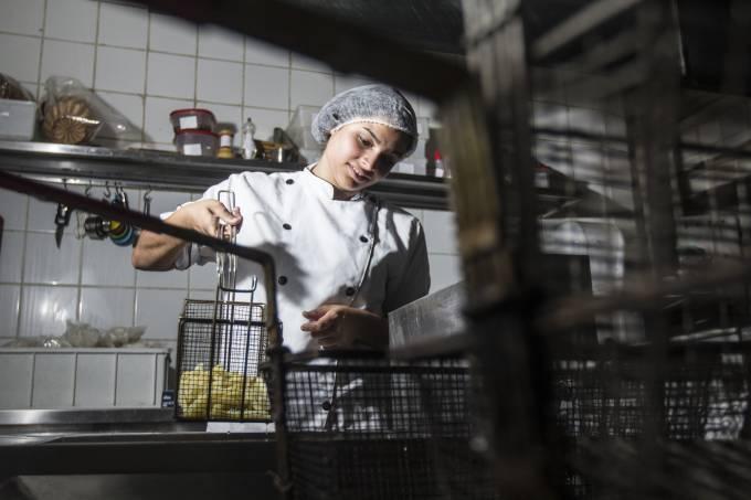 Comércio e serviços são os que mais contratam