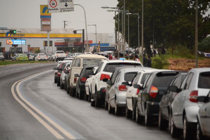 Motoristas esperam mais de 10h para abastecer a R$ 2,50