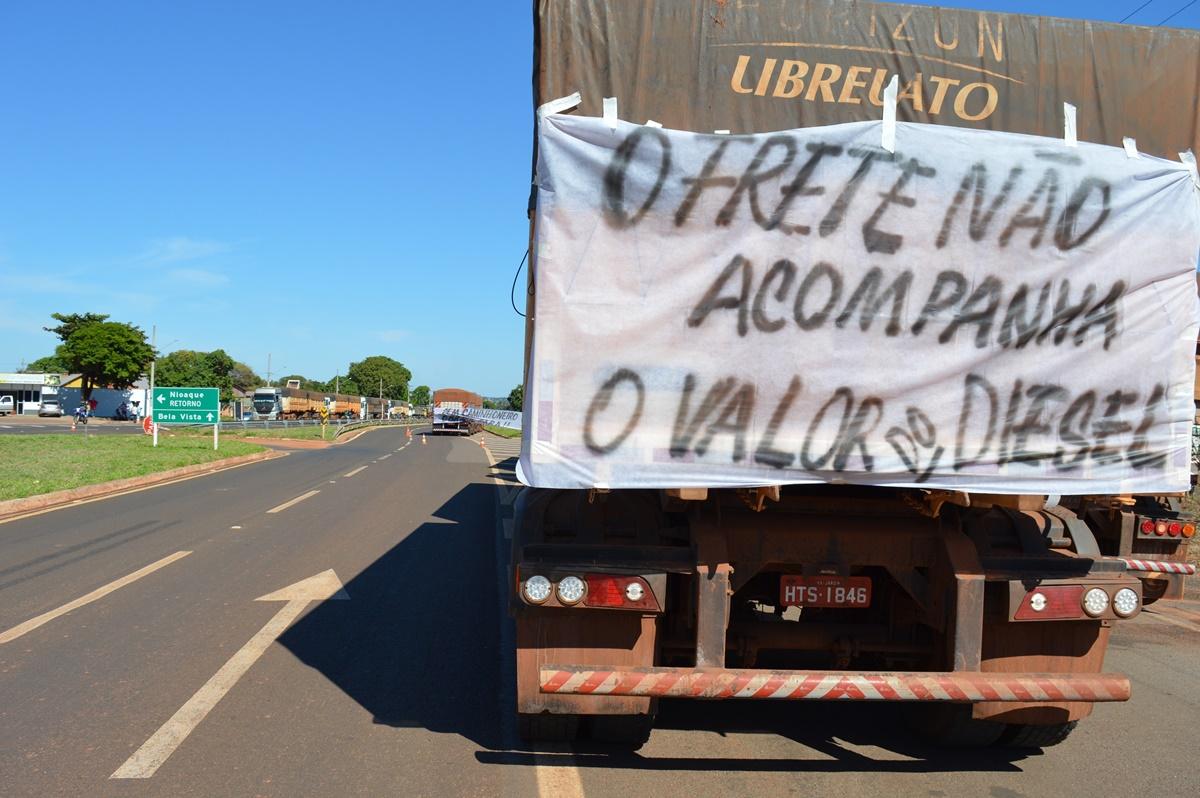 Caminhoneiros bloqueiam BR em Guia Lopes da Laguna