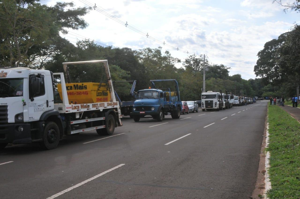Caçambeiros demonstram apoio à greve dos caminhoneiros