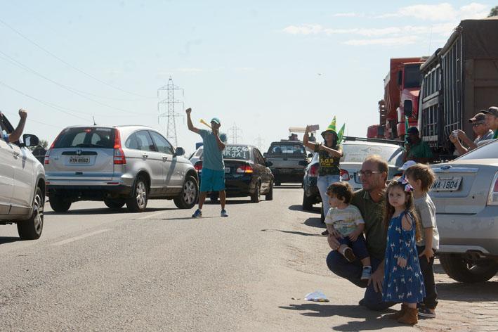 Caminhoneiros protestam pacificamente em MS