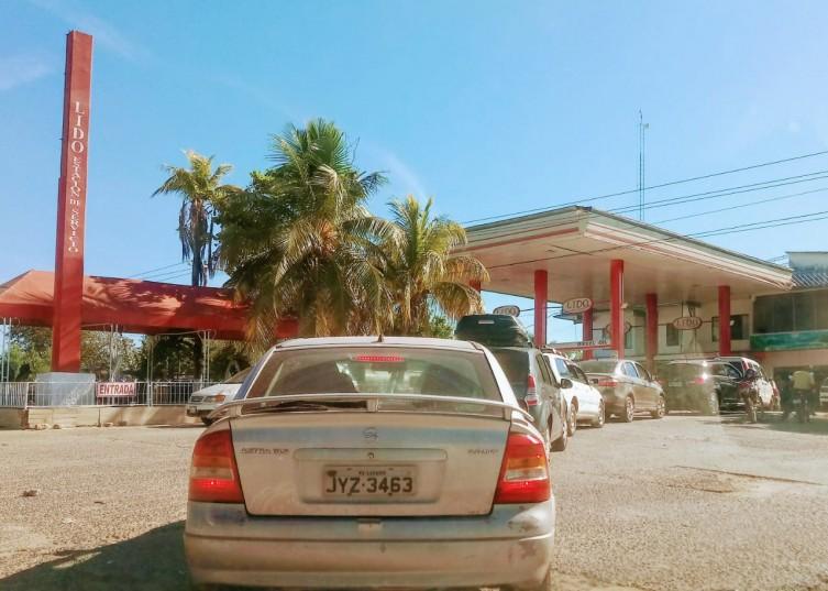 Brasileiros cruzam fronteira e vão até Bolívia para abastecer