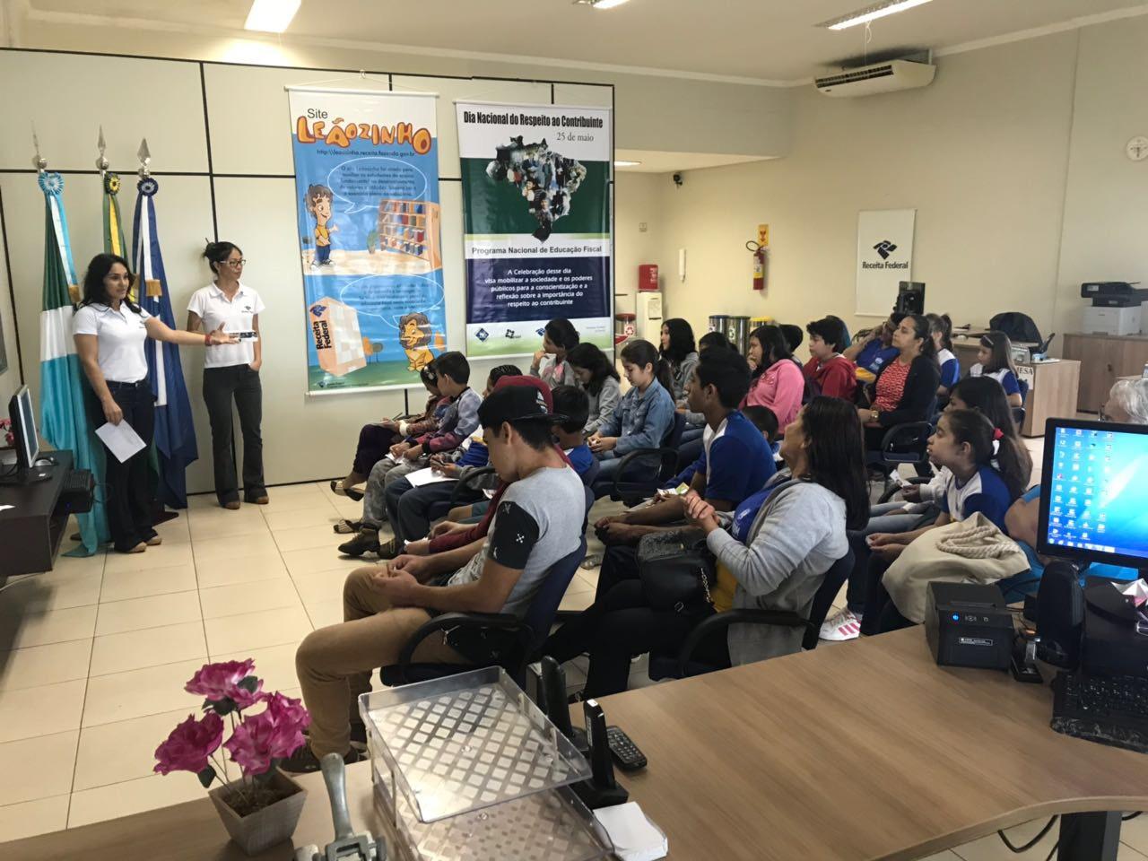 Receita Federal em Jardim recebe alunos da REME para conscientização