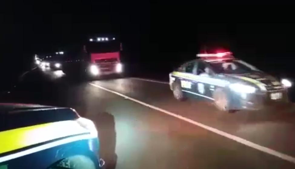 Polícia escolta 14 caminhões de combustível para Campo Grande