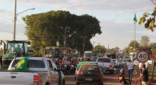 Protesto de caminhoneiros arrasta multidão em Bela Vista