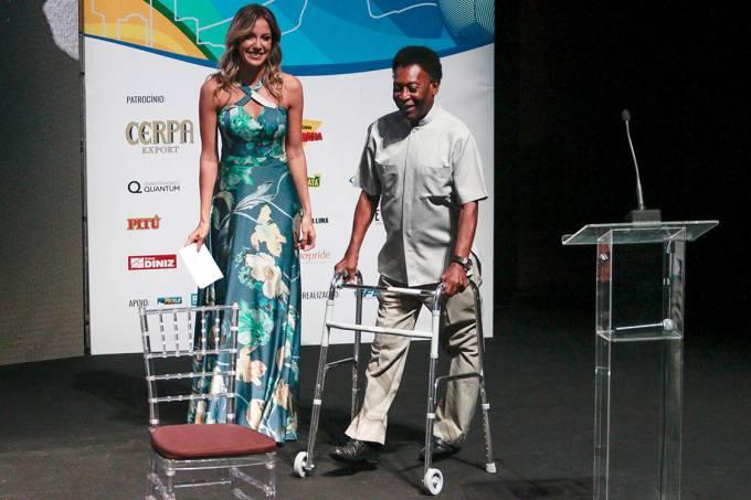 Pelé cancela visita à Rússia e é dúvida para cerimônia de abertura da Copa
