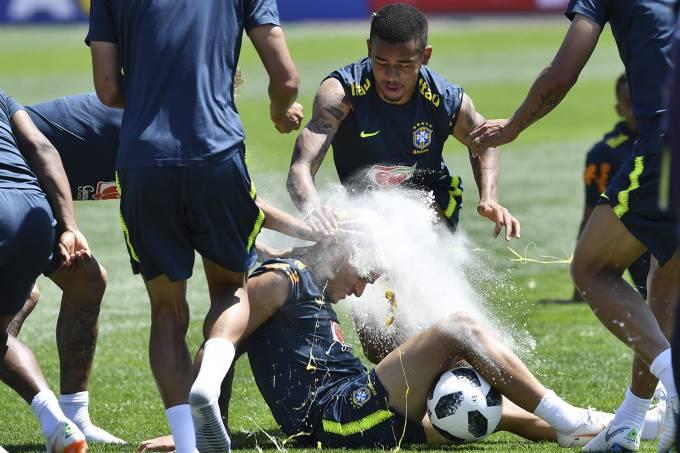Invasão, ovada e desfalque: seleção treina com torcida em Sochi