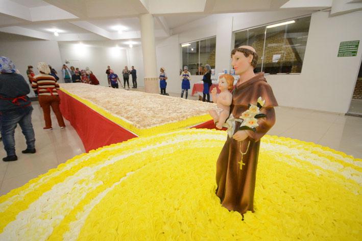 Fiéis fazem fila para encontrar aliança em bolo de Santo