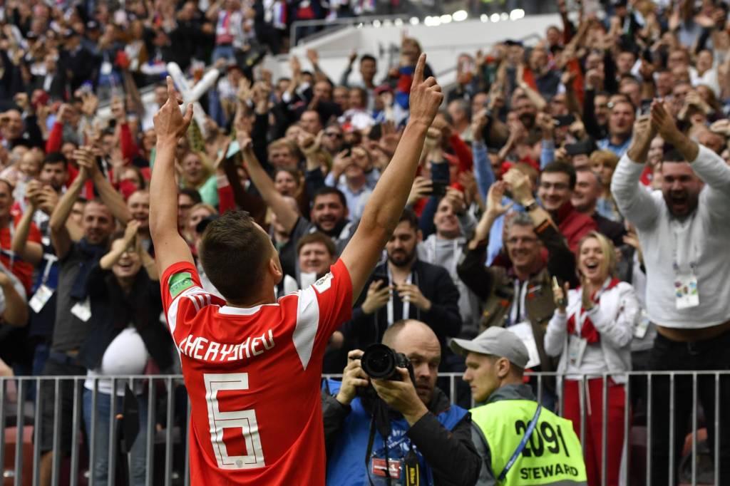Rússia encerra jejum e abre Copa com goleada